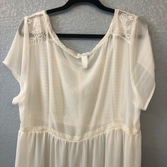 Torrid White High-Low Top - Picture 10 of 12